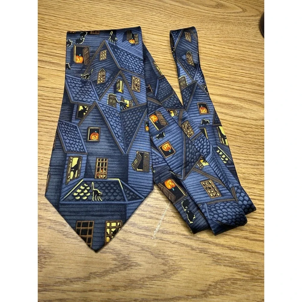 Alynn - Men's Haunted House Halloween Bats Witch 100% Silk Neck Tie 3.75x58